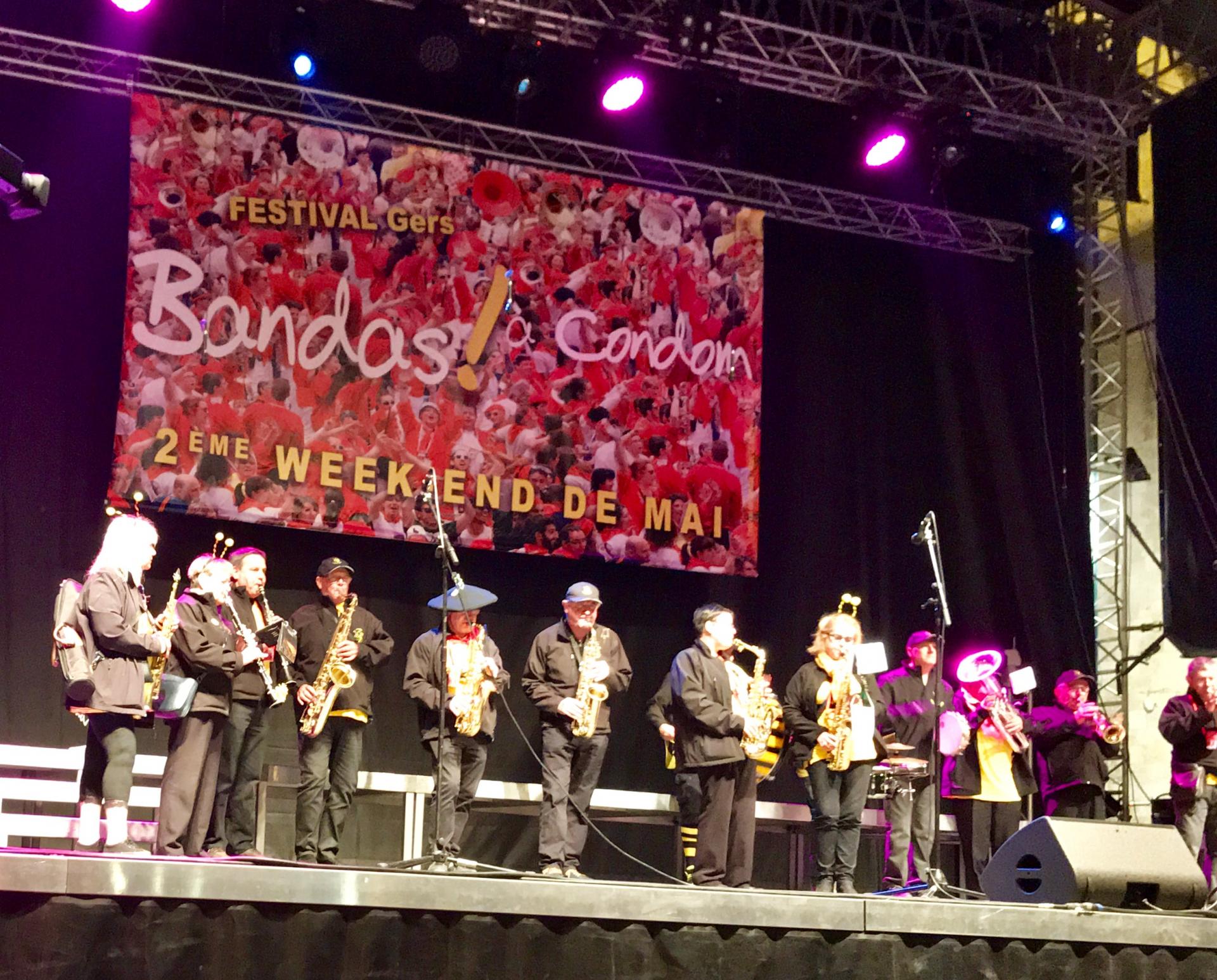 Abeilles au festival de Bandas de Condom sur le podium mai 2019