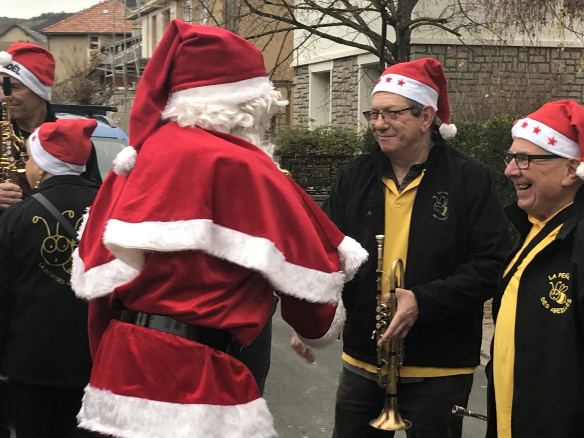 Marché de Noël d’Aguessac: La Peña rend visite au Père Noël